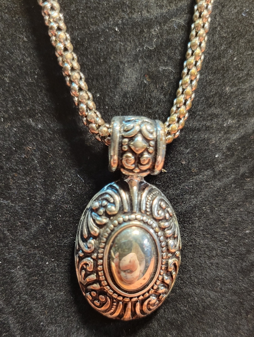 Avon Ornate Silver Tone Pendant Necklace